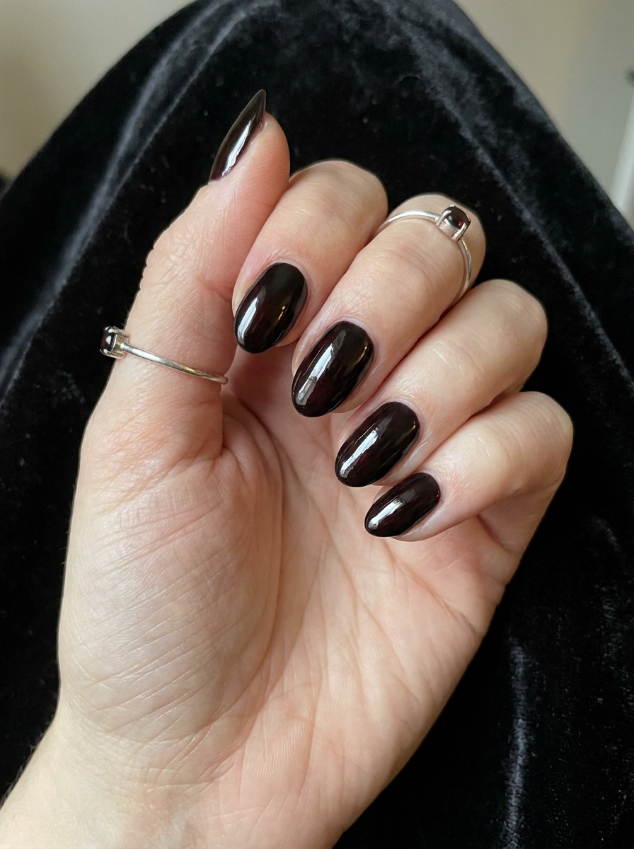 Black Vampire Nails mit Red Undertone als Vampire Nägel Inspiration 2026